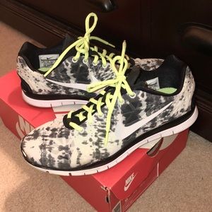 Black and lime green  SIze 9 Nike free runs 5.0!